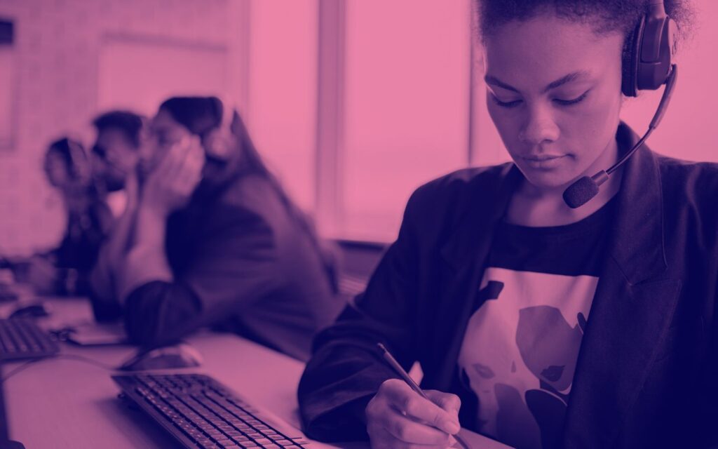 Person am Computer mit Headset