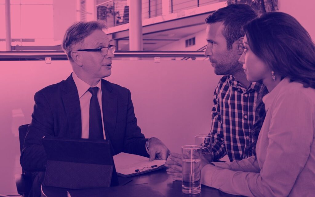 Beratungsgespr&auml;ch zwischen Berater und Paar.