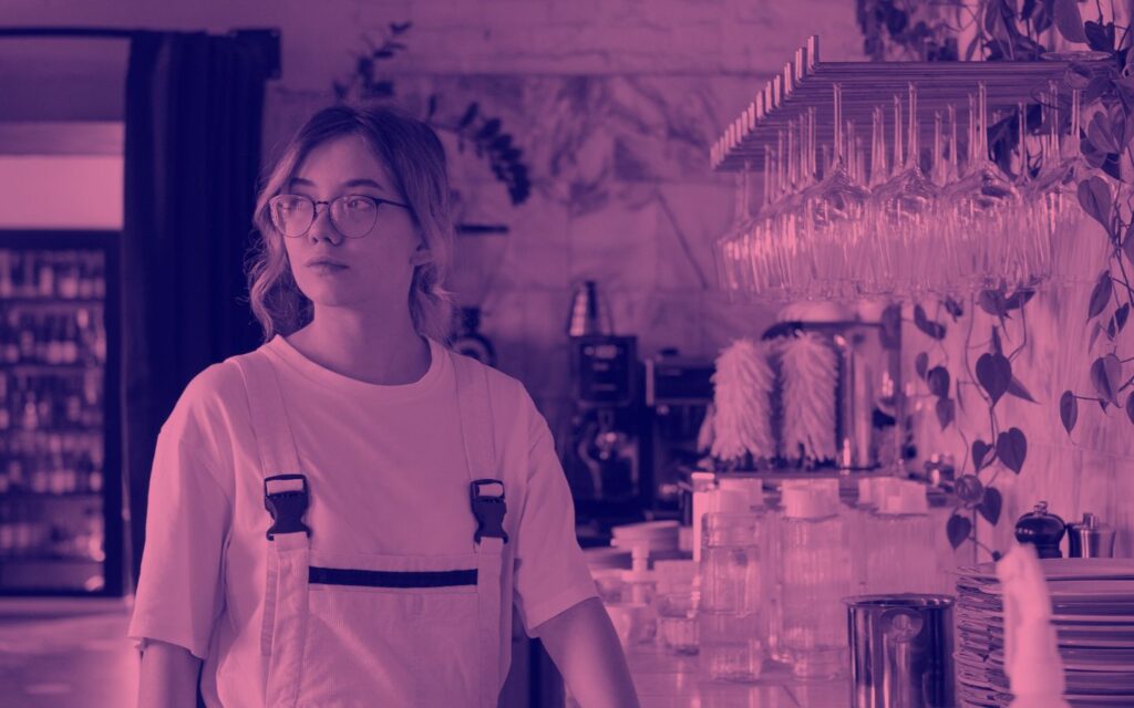 Person hinter der Bar mit Gl&auml;sern