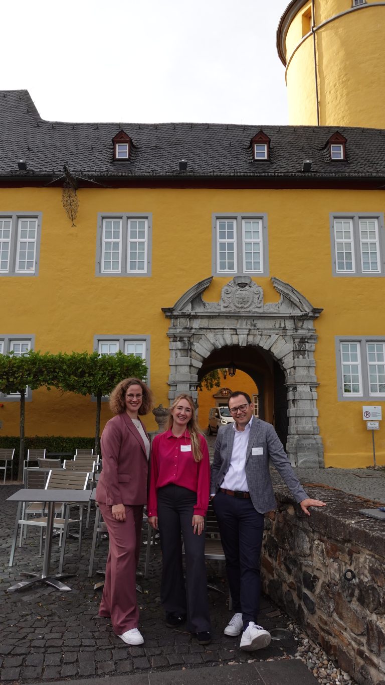 Gruppenfoto vor dem Schloss Montabaur